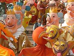 Carnaval de Nice 2004 / popol prend la grosse t&ecirc;te